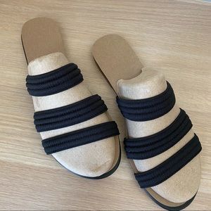 NWT Rothys Sandals